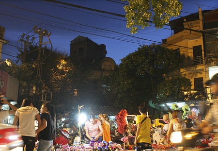 Chợ trung thu nằm lọt trong phố cổ.