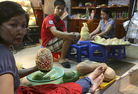 Không chỉ tạo dáng cho bưởi, người bán hàng khéo tay này còn làm được rết nhiều loại mẫu mã khác.