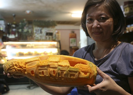 Phố cổ từ chất liệu bí ngô của chị.