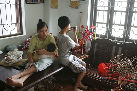 Đừng để ngọn nến tắt - 9 Đứa cháu của chị Tuyến đang chụp ảnh chiếc đèn ông sao để đưa lên phây (facebook).
