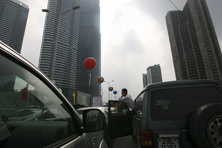 Đoạn đường trên cao dài 8,9 km đi qua khu vực có rất nhiều nhà cao tầng, trông rất hiện đại.