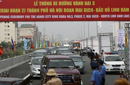 Các phương tiện bắt đầu được lưu thông trên đường.