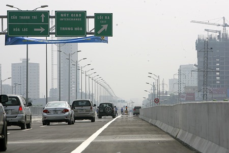 Hai chiều đường phân tách bởi dải phân cách cứng, mỗi chiều 2 làn cao tốc, 2 làn dừng khẩn cấp.