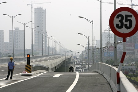 Một nhánh rẽ xuống đường Phạm Hùng.