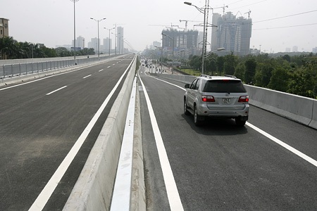 Đoạn đường chạy qua ngã tư Cầu giấy - Phạm Hùng.