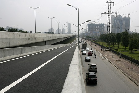 Đoạn đường chạy qua ngã tư Cầu giấy - Phạm Hùng.