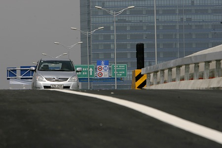 Đoạn đường chạy qua ngã tư Cầu giấy - Phạm Hùng.