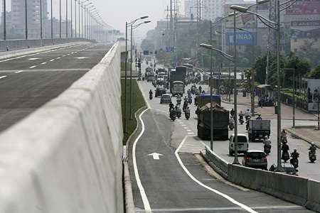 Đoạn đường chạy qua ngã tư Cầu giấy - Phạm Hùng.