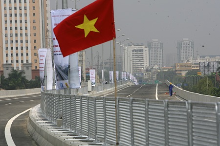 Dải phân cách cứng bằng kim loại.