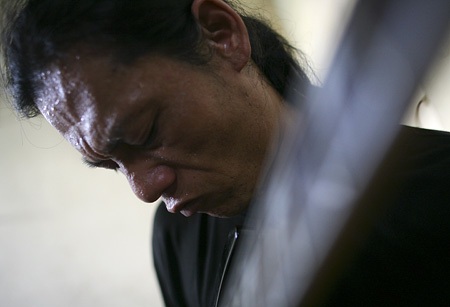 "Quái vật" rock một thời - 1 Anh Cường đang luyện đàn tại nhà.