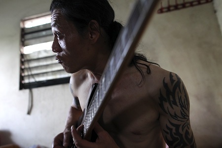 "Quái vật" rock một thời - 10 Đối với anh, thời gian ở nhà đồng nghĩa với việc ôm đàn.