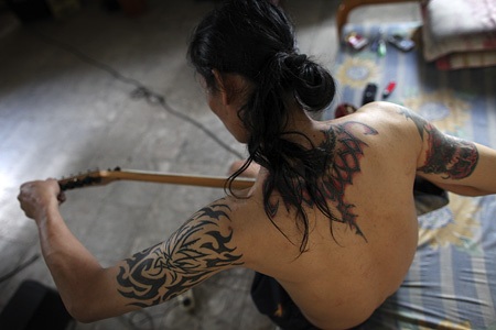 "Quái vật" rock một thời - 12 Một hình ảnh khá tương phản với đời sống âm nhạc của anh cách đây 20 năm.