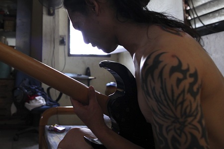 "Quái vật" rock một thời - 2 Anh Cường đang luyện đàn tại nhà.