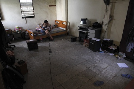 "Quái vật" rock một thời - 3 Anh Cường đang luyện đàn tại nhà.