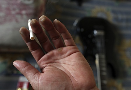 "Quái vật" rock một thời - 4 Các đầu ngón tay đã mất hẳn vân vì niềm đam mê.