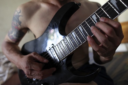 "Quái vật" rock một thời - 5 Anh Cường có kĩ thuật tốt, anh có thể chơi tốt những bản rock tốc độ nhanh.