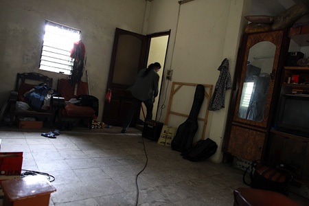 "Quái vật" rock một thời - 6 Đối với anh, thời gian ở nhà đồng nghĩa với việc ôm đàn.