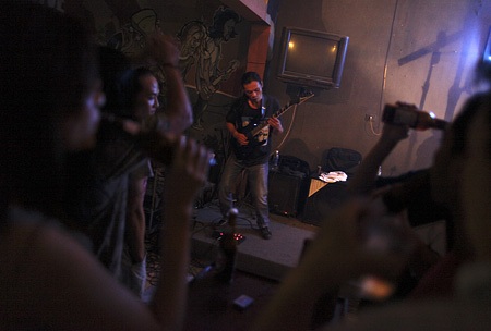 "Quái vật" rock một thời - 8 Đối với anh, thời gian ở nhà đồng nghĩa với việc ôm đàn.