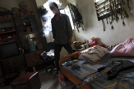 "Quái vật" rock một thời - 9 Đối với anh, thời gian ở nhà đồng nghĩa với việc ôm đàn.