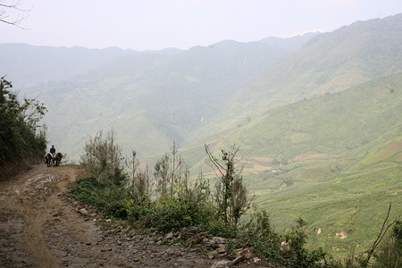 Đoàn ngựa thồ bắt đầu tiến sâu vào núi, đi vào những bản nằm cách bản Lìm 20 km.