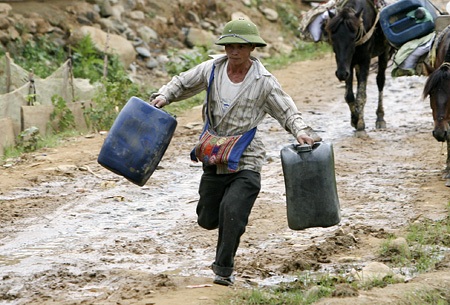 Một con ngựa chở tối đa được khoảng 70 kg quặng, với giá chở thuê là 1.300 đồng/kg.