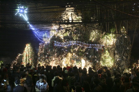 Đêm Noel ở Nhà thờ lớn - 1 Hang đá lớn trong khuôn viên Nhà thờ lớn có rất đông người xem.