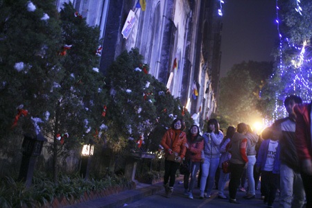 Đêm Noel ở Nhà thờ lớn - 3 Nhà thờ mở cửa để mọi người dân có thể tham gia đêm Noel và ngắm cảnh sắc lung linh.