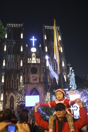 Đêm Noel ở Nhà thờ lớn - 4 Mặt trước Nhà thờ lớn trang trí đơn giản nhưng rất đẹp.