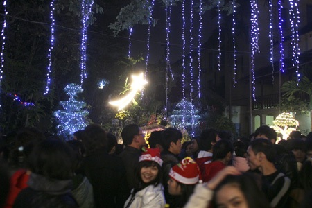 Đêm Noel ở Nhà thờ lớn - 6 Mặt trước Nhà thờ lớn trang trí đơn giản nhưng rất đẹp.