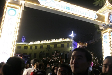 Đêm Noel ở Nhà thờ lớn - 7 San khấu ca nhạc rất lớn với phía trên là dòng chữ bằng đèn Thiên chúa ở cùng chúng ta.