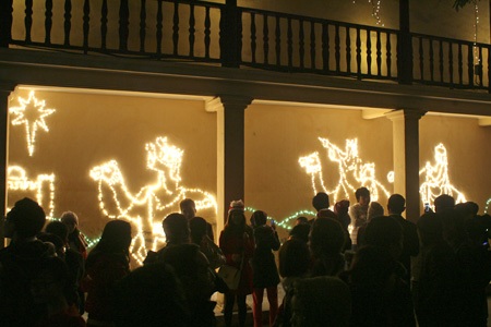 Đêm Noel ở Nhà thờ lớn - 9 Phố Nhà Chung, Lý Quốc Sư, Nhà Thờ chỉ dành cho người đi bộ.