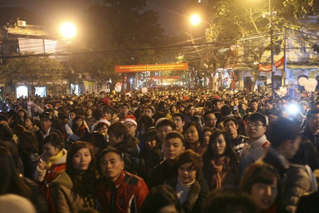 Đêm Noel ở Nhà thờ lớn - 16 Các con phố xung quanh Nhà thờ lớn chật cứng.