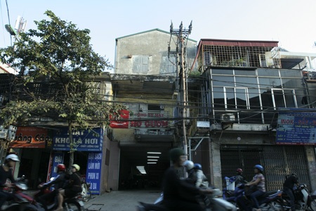 "Điện Biên Phủ trên không": Con người đã thắng vũ khí! - 12 Bà con dân phố thắp nhang tưởng nhớ đến những nạn nhân trong đêm 26/12/1972 trong tượng đài.