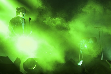 Anh chàng ca sĩ của EPIONE có thể nói, rất đúng với thuật ngữ sát thủ có gương mặt thỏ non