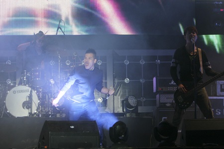 Khán giả đã rất thích thú với ca khúc này, còn ban nhạc thì đi trên mây.