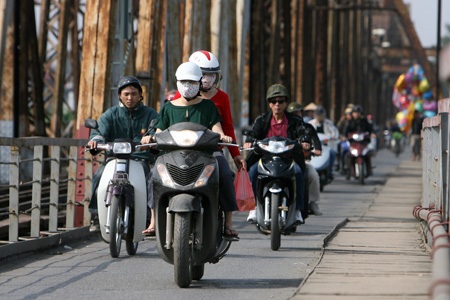 Bắt đầu những chuyến xe mang cá chép hồng ra sông Hồng.