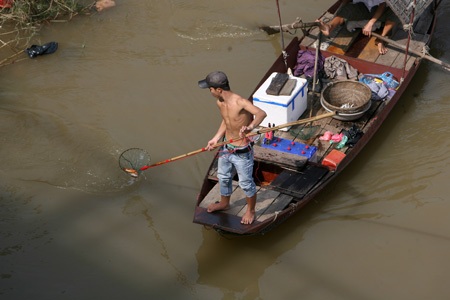 Một vài thuyền bắt cá đã chực sẵn dưới chân cầu bắt đầu mưu sinh nhân cơ hội tiễn ông Táo về trời.