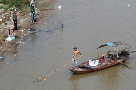 Và nghịch cảnh đã xảy ra khi trên bờ thả cá, dưới sông bắt cá.