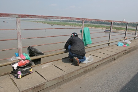 Phần còn lại sau khi hình thức thả cá và tro bụi.