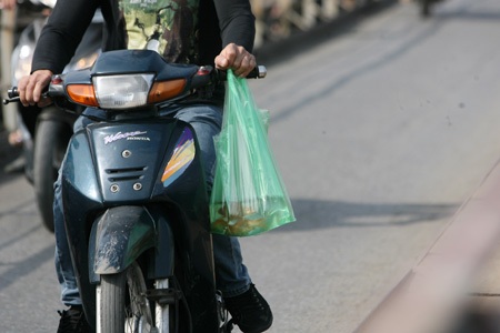 Cá chép và nhiều đồ thờ cúng bắt đầu ào ạt phóng xuống dòng nước.