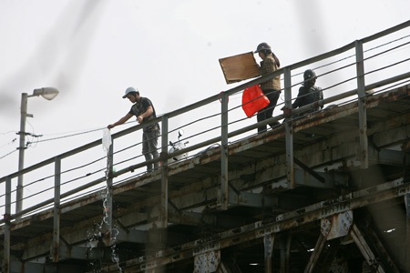 Cá chép và nhiều đồ thờ cúng bắt đầu ào ạt phóng xuống dòng nước.