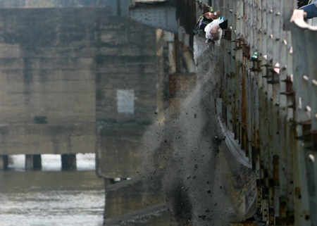 Cả cây cầu Long Biên hôm nay là một bãi đáp của người dân Hà Nội.