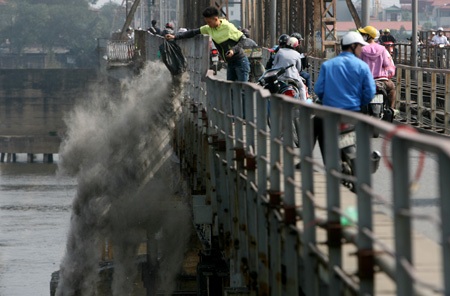 Cả cây cầu Long Biên hôm nay là một bãi đáp của người dân Hà Nội.