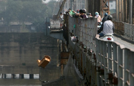 Một vài thuyền bắt cá đã chực sẵn dưới chân cầu bắt đầu mưu sinh nhân cơ hội tiễn ông Táo về trời.