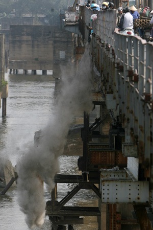 Một vài thuyền bắt cá đã chực sẵn dưới chân cầu bắt đầu mưu sinh nhân cơ hội tiễn ông Táo về trời.