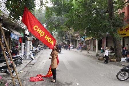 Một băng rôn mang dòng chữ Chợ hoa truyền thống Hàng Lược đang được treo cao.