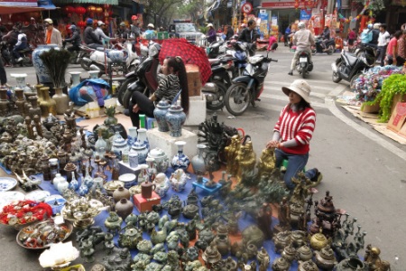 Khu vực bán đồ giả cổ bắt đầu khởi động.