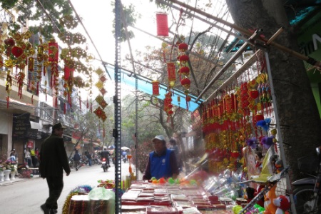 Một quầy bán phong bao lì xì màu sắc rực rỡ.