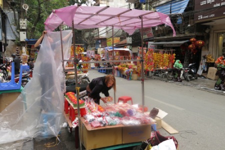 Các quầy hàng bắt đầu dọn để phục vụ khách mua.