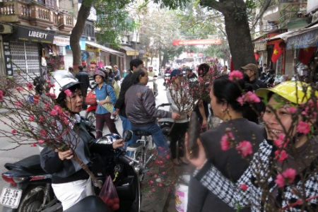 Kẻ bán người mua tấp nập.